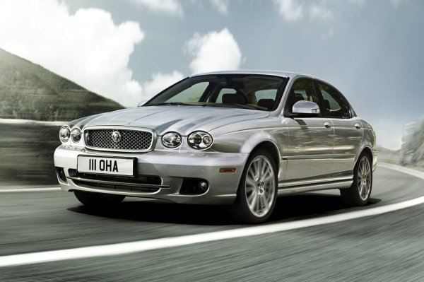 Прекалено класическият му дизайн и фактът, че всъщност споделя голяма част от техниката си с Ford Mondeo от онова време, означават, че Jaguar X-Type не успя в продажбите и струваше доста пари на британската фирма. По-конкретно, Jaguar загуби по 4690 евро на произведена бройка или общо 1,7 милиарда преди да свали модела от поточната линия през 2009 година.
