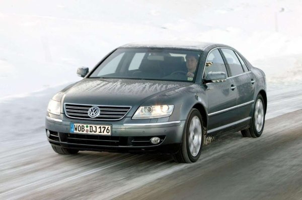 Германската компания даде на екипа си от разработчици празен чек, за да създаде автомобил, който да се конкурира с Mercedes S-Class и BMW 7 Series. Volkswagen Group обаче вече имаше Audi A8 в портфолиото си, което затрудни продажбата на Phaeton цена. В крайна сметка марката загуби около 28 100 евро от всеки автомобил, създавайки дупка във финансите си в размер на 1,99 милиарда.
