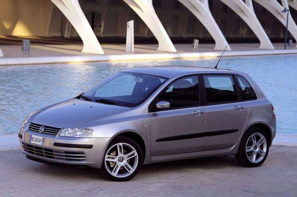 Това беше сравнително успешен за времето си модел. Произвеждаше се осем години, преди да бъде заменен от Bravo. Огромната инвестиция за създаването на Stilo обаче се превърна в също толкова голям дълг, което доведе до загуби на компанията в размер на 2,1 милиарда евро или по около 2730 на продаден автомобил.
