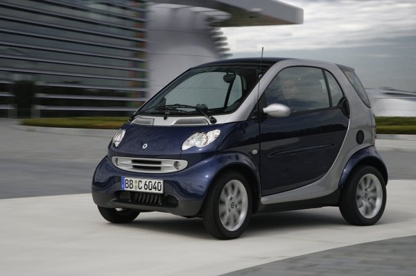 Това е оригиналният Smart ForTwo, малък двуместен градски модел, който се появи на пазара през 1997 г. под шапката на Mercedes-Benz. ForTwo не само утвърди нова марка, но и успя да замени големите, тежки градски автомобили с по-леки, по-маневрени и по-ефективни решения. За Daimler, от друга страна, Smart донесе обща загуба от 3,35 милиарда евро или по 4470 евро на произведен автомобил.
