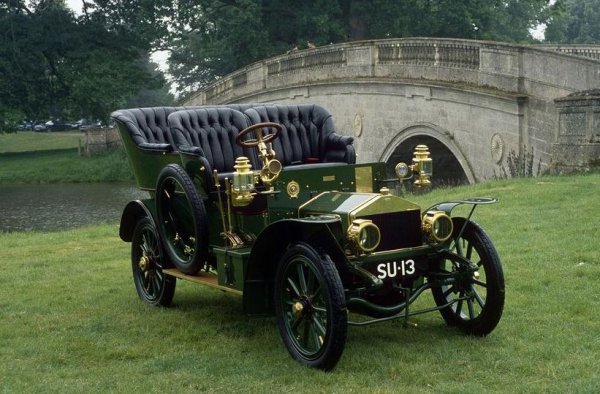 На това място всъщност може да бъде всеки един луксозен автомобил от началото на миналия век. По това време асфалтови пътища няма и затова колите трябва да имат сериозен пътен просвет, за да може да стигнат до крайната точка на пътуване. 

Задвижването на четирите колела не е задължително, то и сега отсъства при много от кросоувърите. А преди 100 години се е предлагало като скъпоструваща опция. 