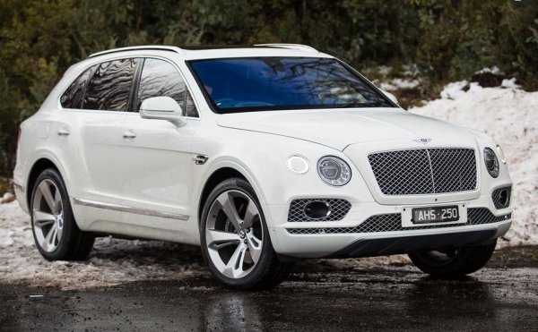 През същата тази 2015 г. стартира масовото производство и на друг знаков кросоувър - Bentley Bentayga, който вдига значително летвата за лукс (само една от опциите - часовникът Breitling Bentley Mulliner Tourbillon, струва 150 000 евро). Също така този SUV вдигна и максималната скорост, тъй като е първият SUV, развил над 300 км/ч.

По-късно званието "най-бърз кросоувър" беше отнето от Lamborghini Urus, който е изграден на същата платформа. Но сега Bentley може да си върне първото място, тъй като предстои излизането на версията Bentayga Speed. 

