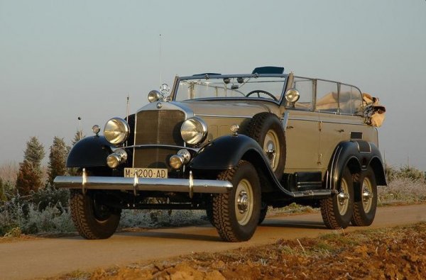 Войните в началото на XX век се превръщат в локомотив на техническия процес, особено в Германия, където управляващите искат национал-социалисти искат да се водят на луксозни коли. Със създаването на такива се справя най-добре Mercedes-Benz, като един от резултатите е именно G4.

Този автомобил е разработен за нуждите на армията и си остава такъв, защото е много скъп за масово производство. Той е преквалифициран в машина да паради и тържествени събития. Под капака е поставен редови мотор с 8 цилиндъра, който успява да накара тежащата близо 4 тона кола да развие над 100 км/ч. 
