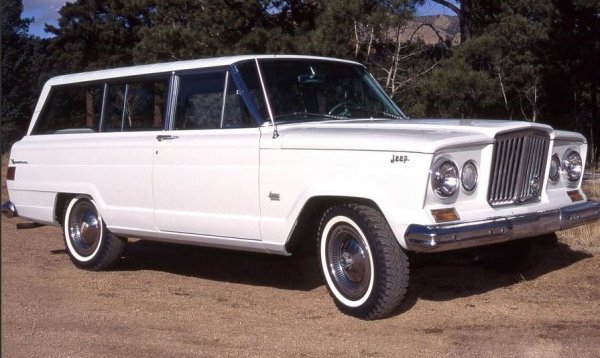 След Втората световна война дори луксозните седани и купета, обичайни за 20-те години, са рядкост, да не говорим за всъдеходите. Затишието обаче продължава кратко и в края на 50-те години американците правят опит за възраждане на сегмента на луксозните всъдеходи. Това е нормално, тъй като Щатите са далеч от войната и страната не е пострадала от нея. А там има хора с пари, които искат максимален комфорт.

От това се възползва компанията Jeep, която пуска първия луксозен всъдеход, изпреварвайки конкурентите от GM, Ford и International Harvester. Така се появяват Wagoneer и неговата пикап-версия Gladiator. Машината е изградена на рамна конструкция, има независимо окачване, голяма гама двигатели, климатик и скоростна кутия. Всичко това я прави толкова успешна, че се произвежда чак до 1991 г. За този период компанията Jeep сменя трима собственици, но никой не се отказва от модела.
