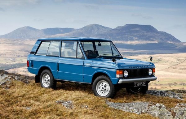 Малко по-малко на конвейера се задържа и оригиналният Range Rover - от 1970 до 1996 г. Той първоначално не е замислен като автомобил от премиум-сегмента, а като проста машина за ловджии. В същото обаче се оказва, че предлаганият комфорт е на много по-високо ниво от това на предшествениците и в Land Rover решават да направят от нея машина за аристократи.

Така се появяват климатик, автоматична трансмисия, както и скъп и луксозен салон. Гамата мотори се разширява, появяват се мощни V8 двигатели, както и 4-цииндрови дизели. В началото на 90-те Range Rover получава и пневматично окачване, което е достъпно за топ-версиите на модела.
