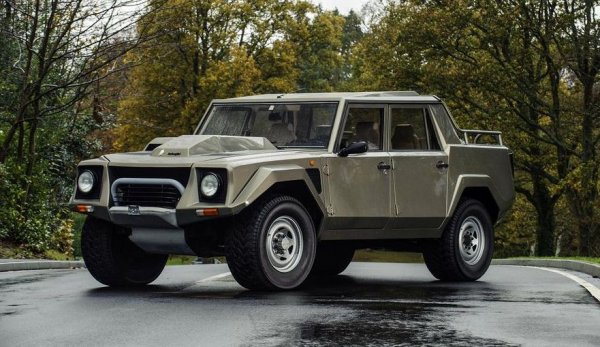 Както Range Rover, така и Rambo-Lambo не е планирано като луксозен модел за шейхове и шефове на компании. Той е направен за американската армия, но 12-цилиндровият двигател му изиграва лоша шега. Вместо да го сменят с по-прост агрегат, италианците поемат в обратна посока - правят всъдехода по-луксозен и съответно още по-скъп.
 
Така се появява първият модел от този сегменти, който се прави на ръка. Тиражът му е мизерен - 328 бройки. Заради огромния V12 се налагат промени в конструкцията на предния капак, където се появява гърбавина, пречеща на видимостта. Въпреки мощността от 445 к.с., ускорението от 0 до 100 км/ч отнема цели 10 секунди, а максималната скорост е 200 км/ч.
