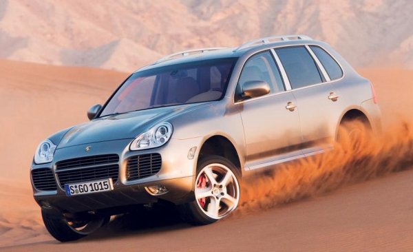 Прагматичните германци избират различна посока за развитието на сегмента. Те премахват рамата, правят конструкцията носеща и съответно по-лека и поставят под капака мощен мотор, който развива висока скорост. Най-добре с това се справят в Porsche, където отговарят на Mercedes ML и BMW X5 с доста спорния за времето си Cayenne. Спорен, защото никой по това време не предполага, че именно този модел ще се окаже златната мина на компанията.

Топ-версията Turbo S на първия Cayenne развива 275 км/ч, докато при конкурентите максималната скорост е ограничена на 250 км/ч. При това, кросоувърът може да бъде поръчан дори с механична скоростна кутия, като независимо от версията Cayenne винаги е със задвижване на четирите колела, което се справя отлично с тежките терени.
