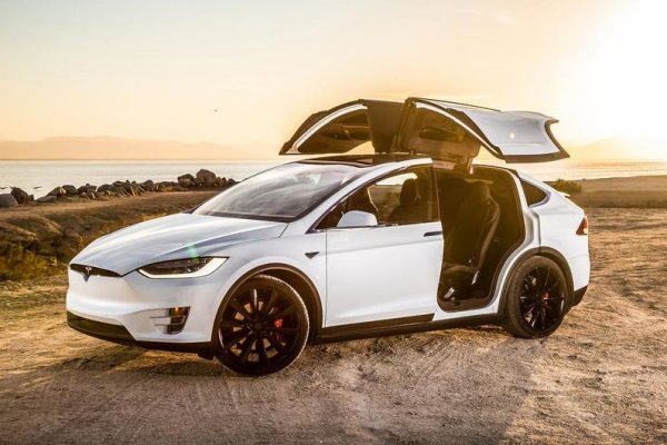 Това не е най-луксозният SUV в света, а също така не е с най-добри всъдеходни способности. Но пък със сигурност е най-екстравагантният и най-динамичен модел в този клас. Той е дяволски бърз, а освен това е електромобилът, който накара и другите компании да правят електромобили. Защото, ако нямаше Model X, едва ли щяха да се появят Audi e-tron или Jaguar I-Pace. Или поне нямаше да бъдат такива.

Прототип на първия масов електрически всъдеход беше показан още през 2012 г., а 3 години по-късно машината с най-странни задни врати излезе в масово производство. Топ-версията P100D преминава с едно зареждане 450 км и вдига 100 км/ч от място за 3 секунди.
