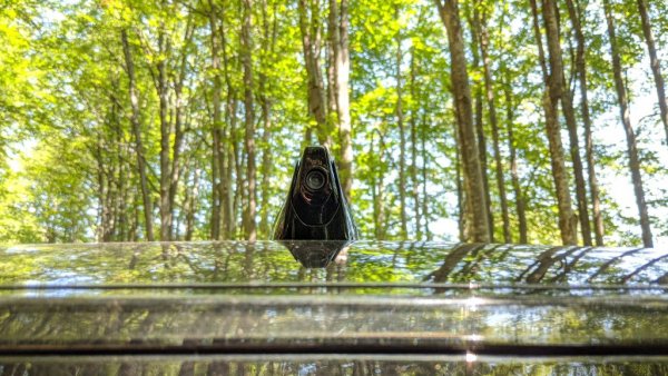 Тази камера всъщност замества огледалото - образът от нея се прожектира в кабината. Това намалява доста сляпата зона, но създава доста объркване във възприятията, поне първоначално 