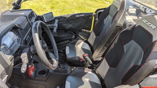 Достатъчно място за двама, макар че по-високите хора се наместват с усилие