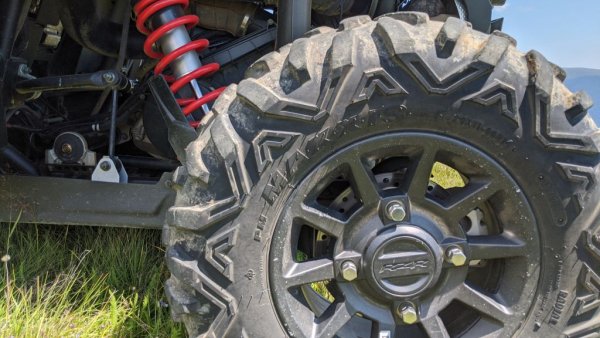 Гумите са специално разработени да издържат тормоза на острите камъни, но при по-агресивно каране издържат едва 5-6 хиляди километра