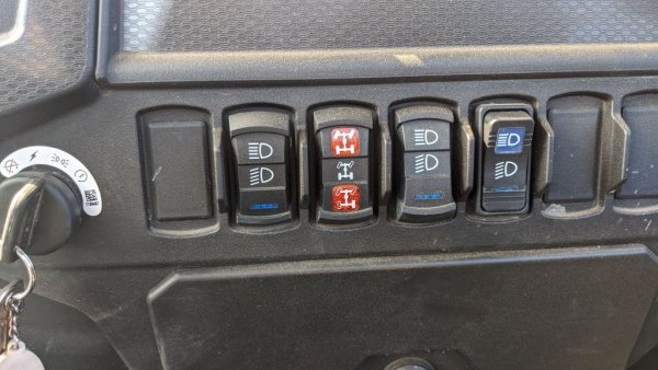 Благодарение на бутона в средата, можете да минете почти отвсякъде с RZR 1000