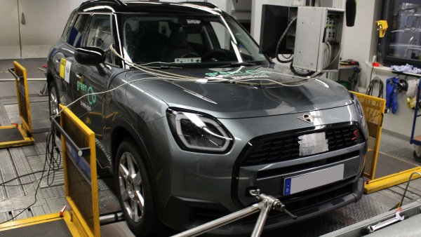 Британо-германският SUV с 2,0-литров мек хибриден бензинов двигател с турбокомпресор, на свой ред, постигна среден резултат от 46% и само 2,5 звезди зелен рейтинг. Моделът получи по- резултат в индекса на парниковите газове, като показа доста нисък разход на гориво.
