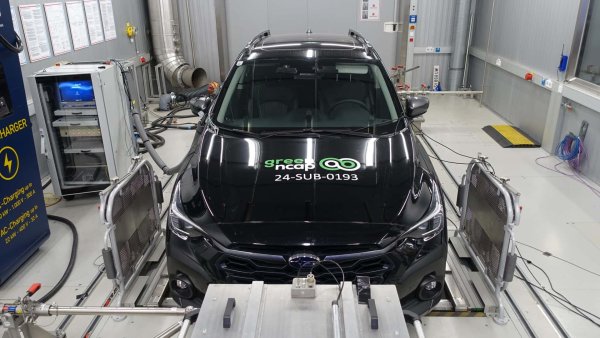 Единственият модел в групата с 2 звезди, записа среден резултат от 39% благодарение на 2,0-литровия атмосфере бензинов двигател, тип боксер, с постоянно задвижване на четирите колела. Въпреки комбинацията с хибридната система 118 V e-Boxer и положителните резултати при контрола на замърсяващите вещества, Crosstrek постигна някои високи стойности в отделни тестове.