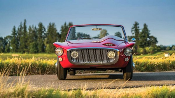 Plymouth определено е производител, който сериозно е залагал на тенденцията да скъса със симетрията. Дотолкова, че дори този любопитен модел от 1961, с дизайн на Ghia, е бил кръстен Asimmetrica.