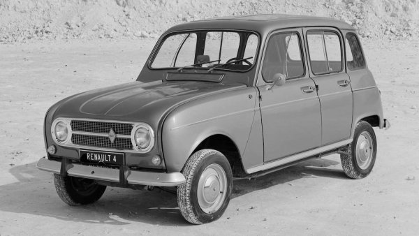Renault 4 е един от най-известните модели в историята на френската марка. Разбира се, сигурно се учудвате защо е в тази статия и търсите асиметрични елементи по купето. Но такива няма да видите, тъй като асиметрията е в шасито на автомобила - едното от задните колела е дръпнато малко по назад от другото, за да се опрости схемата на окачването.