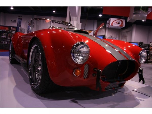 Спирачната система е доставена от Wilwood и предлага 4-бутални спирачни апарати на предните колела.