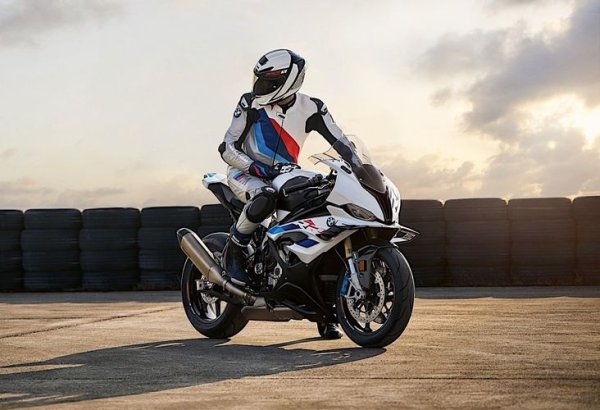 BMW S 1000 RR е оборудван с 4-цилиндров редови двигател с работен обем 999 кубика и мощност 205 к.с. Официалната максимална скорост достига 302,5 км/ч. Това е много повече от това, което може да предложи сериен автомобил BMW. Невероятната производителност е съчетана с не толкова прекомерна цена - 18 000 долара.