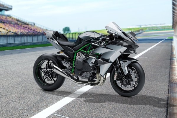 Kawasaki Ninja H2R значително превъзхожда BMW S 1000 RR по отношение на скорост и мощност, но не е сертифициран за каране по обществени пътища. Собственикът може да го кара само на писта. 