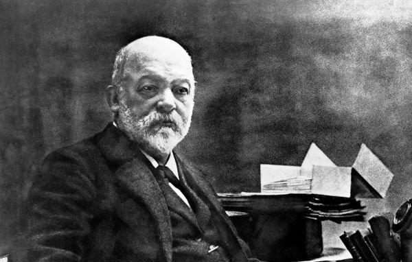 Отначало Готлиб Даймлер не бил сигурен дали иска звездата на Mercedes да е с три, или с четири лъча