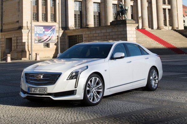 Американският седан не е особено популярен в Европа, тъй като се задвижва от атмосферен 3,6-литров V6 с мощност 335 к.с. Той е комбиниран с 10-степенна автоматична скоростна кутия, която предава въртящия момент на задната ос. Още в базовата версия моделът разполага със светодиодна оптика, система за кръгово наблюдение и нощно виждане, която разпознава хора. Има и екран в салона, на който се предана картината.
