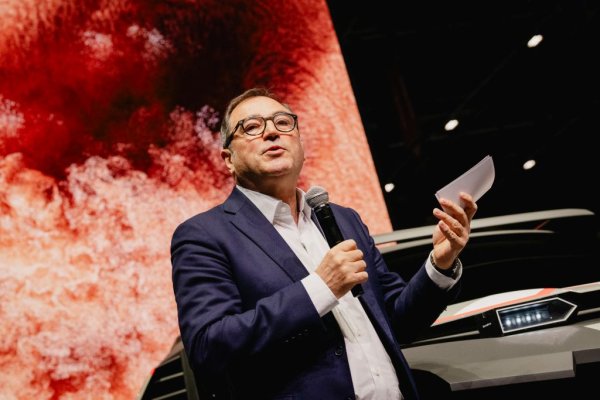 - Отличен въпрос. Dacia е достъпна марка. Ние предлагаме достъпна мобилност. Не можем да предлагаме много скъпи автомобили, това не е нашата област. Онова, което правим, е да развиваме марката върху една и съща платформа. Имаме изцяло нова платформа, наречена CMF-B. Тя дебютира със Sandero преди три години, и оттогава, един по един, обновяваме всичките си останали модели вече на тази платформа. С едно удължаване получаваме Jogger - напълно различен автомобил от Sandero. Сега с ново удължаване и повдигане получаваме новия Duster - но все така на същата платформа. И ще продължим в този дух, защото знаем, че можем да стигнем до 4.5 метра без никакви проблеми. След година ще предложим изцяло нов автомобил, наречен Bigster, който ще е пълноценен кросоувър от C-сегмента, но пак ще е на същата платформа. C-SUV сегментът е най-големият в Европа - два и половина милиона автомобила годишно. Dacia ще се намеси и тук. 
