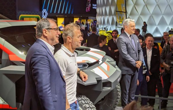 - Онова, което виждаме на пазара като цяло, е, че автомобилите стават по-скъпи заради цените на суровините, заради инфлацията при заплатите и заради енергоносителите. Затова цените на колите в глобален мащаб все повече растат. А колкото повече растат те, толкова повече хора започват да поглеждат към Dacia. Защото това, което ние предлагаме, не е нещо повърхностно: ние нямаме по 20 екрана в колите си, или всякакви електронни играчки. Ние правим автомобили, които са здрави, надеждни и изглеждат добре. Това е различен начин да се правят автомобили. Ние не използваме хром в нашите модели. Използваме пластмаса - и тя изглежда добре. Това е различно предложение от останалите на пазара. И все повече хора го избират. 

НА СНИМКАТА: Дени Ле Вот (вляво) с рали легендата Себастиян Льоб, който ще кара за заводския тим на Dacia в Дакар догодина, и с главния изпълнителен директор на групата Renault Лука де Мео

