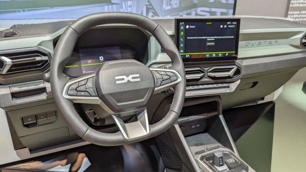 - Това е добър въпрос. Достъпни автомобили - това сме ние. Нашата задача е да правим колите достъпни. И те все още са, в сравнение с останалите. Но и нашите коли се правят от истински материали: истинска пластмаса, истински алуминий, с истинска енергия. Така че и ние трябва да се съобразим с поскъпването на тези неща, и да повишим цените, както правят и всички останали. Но все пак, ако търсите най-достъпната градска кола, вероятно ще стигнете до Sandero. За най-достъпната електрическа - до Spring. За най-достъпния SUV - до Duster. И така нататък. 

НА СНИМКАТА: таблото на новия Duster

