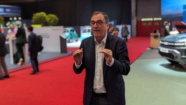 - Имат отражение, разбира се, но тук говорим и за минуси, и за плюсове. Когато става дума за въглеродни емисии например, ние използваме много проста философия: нашите коли са леки. Дори Jogger е само 1.2 тона. При това тегло ние постигаме много добри нива на емисии с еднолитров мотор на газ. Това е двигател, който не струва твърде скъпо на клиентите и който е много ефективен. Всичките ни модели са леки. Ако вземете Spring, той тежи по-малко от тон и затова може спокойно да се задвижва от едва 27-киловатчасова батерия. Съответно и цената на колата е по-ниска. Или вижте Jogger: всички други седемместни автомобили са поне на платформа от Це сегмента, и включват безброй много технологии. Нашият модел започва от 17,000 евро. Няма друг, който да предложи такава цена. Просто защото останалите вграждат твърде много технологии в колите си.
