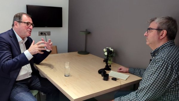 - България е много важна за нас. Тя е съвсем близо до мястото, където се роди Dacia. А и мисля, че това, което предлагаме, напълно покрива нуждите на източноевропейските страни. Заради състоянието на пътищата и заради климата хората в страни като България търсят здрави, корави автомобили. Точно каквито предлагаме ние. Нашите коли са надеждни и издържат повече, именно защото не слагаме твърде много технологии в тях. Нашите клиенти в Европа пазят колите си средно по осем години - тоест тези коли издържат по-дълго от останалите. Така че България е точно един от пазарите, към които сме прицелени. 
