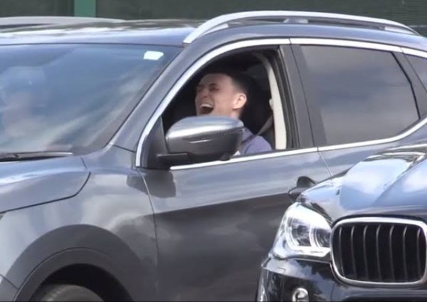 Един от идолите на феновете на &bdquo;Манчестър Сити&ldquo; също притежава няколко коли. Любопитното при него е, че той на няколко пъти беше късан на изпити за шофьор и успя да вземе снижка едва през декември миналата година. Дотогава някой от роднините или приятелите на младока трябваше да го вози.

Сега Фоудън може спокойно да се разва на автопарпка си, който включва Mercedes-Benz S-Class, Mercedes-Benz AMG GLE 53 и Toyota Vellfire. Най-скъпата покупка е втората - 70 000 лири, което при заплата от 225 000 лири на седмица звучи като пари за семки.
