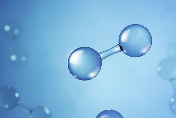 Водородът е не само най-лекият, но и най-разпространеният елемент във Вселената. А химичната реакция, чрез която горивните клетки го превръщат отново в енергия, дава само един отпаден продукт: чиста питейна вода. Самите горивни клетки имат несравнимо по-дълъг живот от литиево-йонните батерии, на които залагаме в момента, производството им е по-чисто и не се налага сложно и скъпо рециклиране. Вярно е, че изискват някои скъпи суровини, като например платина, която се влага в мембраните. Но дори и така себестойността им си остава по-ниска от тази на комплекта електромотор-батерия, използвани от масовите електромобили днес. 
