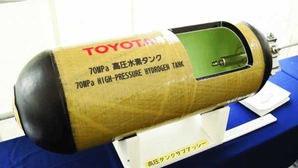 Най-големият проблем пред водородното общество е този: водородът е летлив. Казано с прости думи, той не се задържа на едно място. "Идеята за свободно от въглерод общество, основано главно върху водорода, не е нова - тя датира от XIX век. Можете да прочетете за нея в романите на Жюл Верн", обяснява ни Андреас Мецнер, говорителят по устойчиво развитие на BMW Group. "Но химическият проблем за свободните от въглерод молекули днес е също толкова нерешим, колкото е бил и тогава, ако говорим за промишлено приложение. Да, можем да го постигнем в лабораторията, това е факт. Но не работи в промишлен мащаб, за милиони автомобили в 200 различни държави на планетата. Нека ви илюстрирам проблема. Зареждате си автомобила с водород. Отивате до летището в София, летите със самолет до Мюнхен. Когато се върнете в София и искате да се приберете с автомобила си, резервоарът е вече празен. Водородът е отлетял", обяснява Мецнер. 
