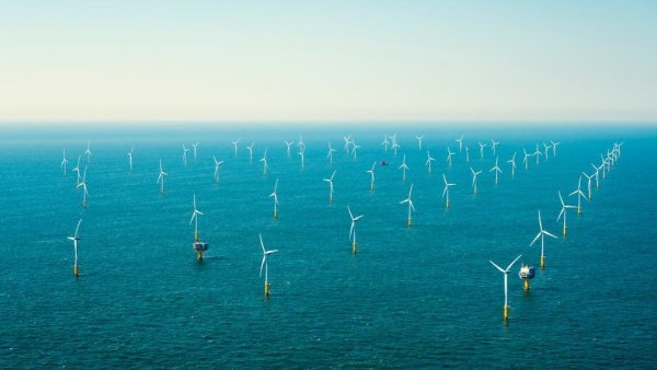 Освен това повечето соларни и вятърни централи имат относително ниска пикова мощност, което ограничава количеството водород, което може да се произведе със захранване от тях. Преди време една британска компания пресметна, че за производството на водородния еквивалент на 700 тераватчаса енергия - колкото да покрие потреблението в Обединеното кралство - ще са нужни вятърни мощности с площ... 104 000 квадратни километра. Или над една трета от територията на страната. "Вариантът е да съсредоточим производството на водород в горещи зони като пустинята Мохаве например, където водородът да се добива със слънчева енергия. Само че на тези места обикновено няма изградена транспортна и разпределителна мрежа", казва Мецнер. 
