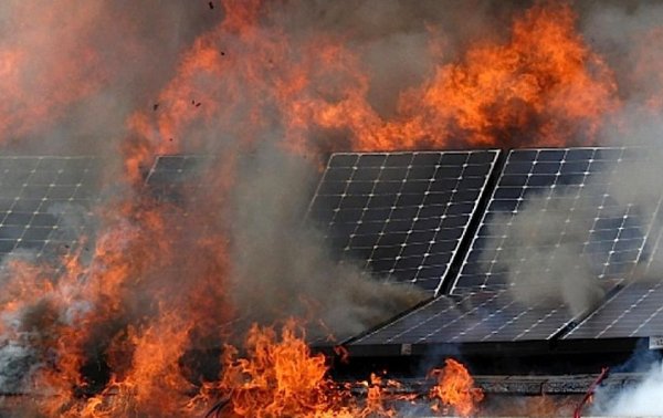 Това е голямото достойнство на водородната технология: тя е добър начин да се отстрани главният недостатък на т. нар. "възобновяеми източници на енергия". Сега големият проблем с генерацията от вятър, слънце и пр. е, че тя е непредсказуема и непостоянна. Когато няма достатъчно слънце или вятър, се налага да се ползват заместващи мощности с изкопаеми горива. И обратно, когато има твърде много слънце и вятър, това подлага на прекомерно натоварване електропреносните мрежи. Германия, един от водещите производители на енергия от ВЕИ, често трябва принудително да изключва мощности, за да предпази системата от срив (като при това на собствениците им се изплащат компенсации). В същото време германците понякога са принудни да плащат на съседни държави, за да изнасят към тях излишната енергия и да намалят натоварването върху мрежата.
