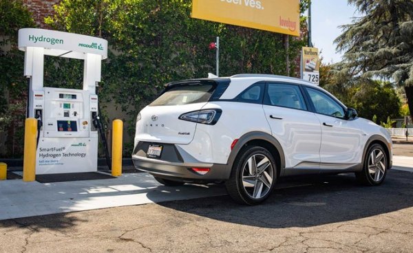 Водородът от природен газ струва около 1.5 евро за килограм по изчисления от 2020 година. Ако към процеса се добави и екологична схема за складиране на въглеродни емисии, цената се вдига до около 2.5 евро. Цената на водород, добит чрез електролиза, варира между 2.5 евро (в частни случаи) и 5.5 евро (по-често). Все пак дори такава цена не изглежда не изглежда чак толкова висока, ако отчетем, че задвижваната от горивна клетка Toyota Mirai се нуждае от едва 0.76 кг, за да измине 100 км. Един нормален бензинов автомобил при текущите цени на горивата в България се нуждае от 9 евро, за да измине същото разстояние. 
Но при водорода това е само производствената цена. Тепърва опираме до транспорта и съхранението, които вероятно ще са по-голямата част от себестойността.
НА СНИМКАТА: Hyundai Nexo, единият от двата водородни модела, които са на пазара в момента
