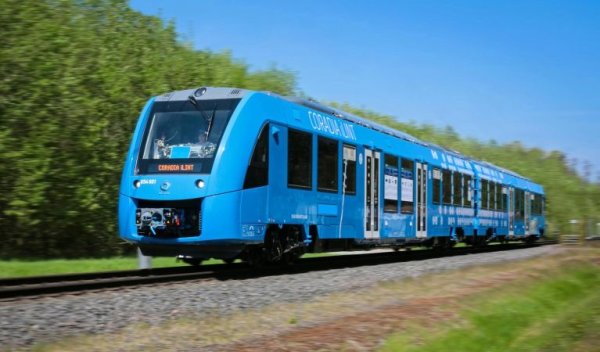 Експертите на Европейската комисия пресмятат, че са нужди между 24 и 42 милиарда евро инвестиции в производство на електролизьори, между 220 и 340 милиарда за генерация на електроенергия и приспособяване на енергийните мрежи за водородното общество, и около 11 милиарда евро за преоборудване на заводи така, че да работят на водород. 
Цената не е толкова висока за железопътните и морските превози, където и инфраструктурата ще е относително по-проста. Най-вероятно бъдещето на корабите и на дизеловите влакове е именно във водорода. Но създаването на мрежа за милиони водородни леки коли е съвсем друг въпрос. 
"Аз лично харесвам идеята за водорода, но не мисля, че в нашия живот тя може да промени коренно мобилността", съгласява се и Мецнер. "Смятам, че литиево-йонните батерии - или може би някакви други комбинации, като литиево-бромни - са близкото бъдеще, следващите десетилетия за автомобилите. А ако след 30 или 50 години сме решили проблемите за индустриалния добив и дистрибуцията на водорода, електромобилите няма да са никаква пречка - просто ще използваме водородни горивни клетки, за да ги захранваме". 
НА СНИМКАТА: водороден влак в Нидерландия, дело на Alstom
