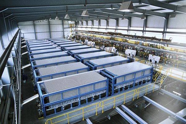 Главната причина водородните технологии да са толкова скъпи е слабото им разпространение. С увеличаването на производството неизбежно се стига до сериозни икономии от мащаба. Проблемът е, че се получава омагьосан кръг: за да стане производството масово и да се понижат цените, е нужно по-голямо търсене, а за него е нужно... да се понижат цените. Изходът е процесът да се стартира с публични инвестиции. Европейският съюз отдавна отделя средства, но досега те отиваха най-вече за научно-изследователска дейност, с малък пряк ефект върху реалното производство. През 2020 грешката бе отчетена и бе създаден Европейският алианс за чист водород (European Clean Hydrogen Alliance), който трябва да привлича и финансира основно проекти с практична насоченост. Те са вече над 1200, включително и 25 от България. 
