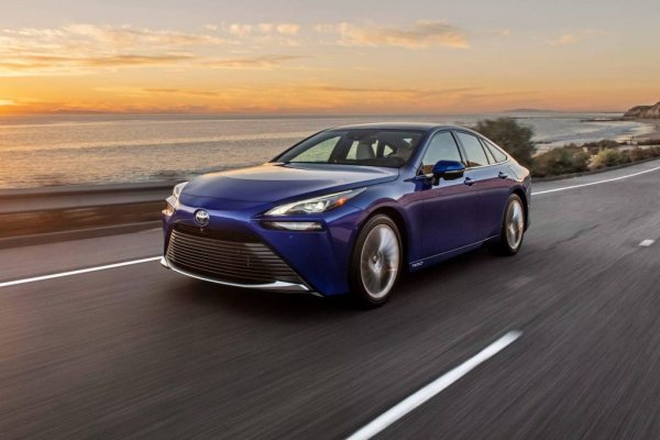 Първите ефекти вече се забелязват: цената на електролизьорите за производство на водород се понижи с коло 60% за последното десетилетие. Прогнозите са до 2030 да спадне наполовина, а цената на "зеления" водород да падне до към 2-2.5 евро за килограм, съпоставима с тази на произведения от природен газ. 
Плановете на ЕС предвиждат да се инсталират общо 6 GW мощности за производство от електролиза до 2024 и 40 GW до 2030 година. Ако това се случи, "утопията" може би ще започне да изглежда по-реалистична.
НА СНИМКАТА: Водородната Toyota Mirai
