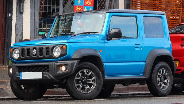 Японската компания Suzuki спря производството на Jimny в Европа поради по-строгите екологични норми. Това създаде недостиг на този модел на пазара. Въпреки това, той остава най-евтиният сред автомобилите, които се борят за статут на класически модел.

"Jimny въплъщава нещо чисто, което изчезва от автомобилния свят. Той е семпъл, честен и има невероятни офроуд възможности. Освен това е различен от всичко друго на пътя", обяснява Флечър.
