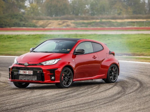 Toyota създаде GR Yaris, триврат автомобил с трицилиндров турбо двигател и задвижване на всички колела, специално за рали състезания. Според Флечър, този състезателен модел вече е търсен от колекционерите, тъй като производството е ограничено.

"GR Yaris е специален, защото съществува по една причина: рали състезанията. Toyota не направи компромис, нито се опита да го създаде привлекателен за всички, а вместо това стори точно това, от което се нуждаеше за състезание, и ние успяхме да си го купим", посочва експертът.
