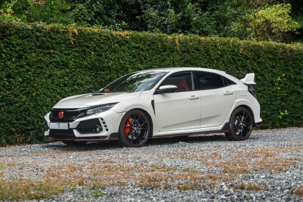 Флечър нарича хот-хеча Honda Civic Type R последният от този вид. Автомобилът с ръчна скоростна кутия и предно задвижване впечатлява с невероятна скорост.

"Когато всичко премине към електрически задвижвания и автоматични трансмисии, хората ще запомнят това като върха на атмосферните хот- хечове", отбеляза експертът. Той добавя, че европейският модел Honda Civic Type R 2025 предлага "нефилтрирана производителност, която е в рязък контраст" със съвременните автомобили.
