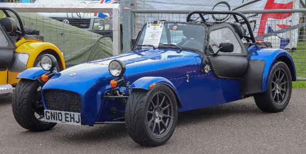Директен наследник на оригиналния Lotus Seven, лекият Caterham Seven, с минималистичния си дизайн без покрив и врати, предлага шофьорско изживяване, което съвременните автомобили просто не могат да възпроизведат. Според Флечър, моделът се е превърнал в класика още преди да бъде спрян от производство.

"Това е най-чистото шофьорско изживяване, което може да се купи. Тази чистота става все по-ценна с всяка изминала година, тъй като колите вече са по-тежки и по-изолирани от пътя", обяснява Флетчър.
