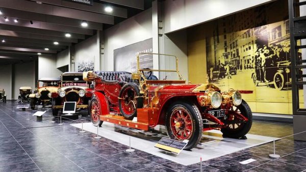 Разположен в малкото градче Накагуте, близо до основния индустриален център на страната Нагоя, музеят на Toyota разполага с обширни изложбени пространства, които показват не само собствената марка автомобили, но и тези на други компании.

Комплексът разполага с разнообразни модели, включително европейски класики и американски – Bentley, Bugatti, Chevrolet, Ford и много други. В музея се съхраняват и някои истински рядкости и произведения на изкуството, като Grand Prix Sunbeam от 1922 г.
