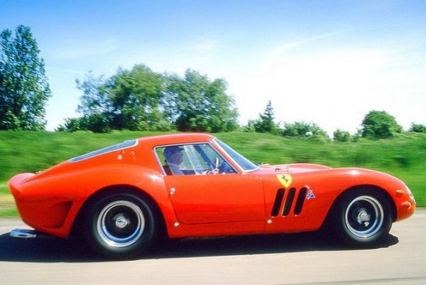 Енцо Ферари кани дизайнера Джоакино Коломбо да разработи 1,5-литров двигател. На което Коломбо отговаря, че "Maserati има 4-цилиндрови двигатели, британците - "шестаци", а Alfa Romeo - 8-цилиндрови двигатели, така че трябва да направим 12-цилиндров." Енцо се съгласява и в резултат на това се ражда легендарният V12, който се превръща в гордостта на Ferrari в продължение на много години. Двигателят се използва в следните модели: Ferrari 125 S, 250, 275, 330, 365, 400, 412, Daytona и Superamerica.