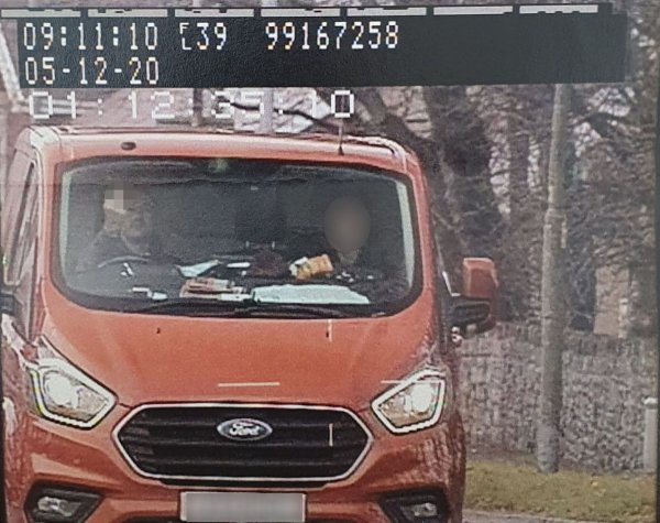 Бен Бейрън, шофьор на микробус, бавно преминава покрай камерата за скорост, която преди това го снима  превишена скорост..Следва глоба и Бен решава, че това няма да се повтори. Когато обаче минава край камерата, той не се сдържа и прави груб жест към устройството, като използва и двете си ръце. Камерата снима, а Бен е глобен, тъй като си е позволил да пусне волана, което се наказва като &bdquo;неспазване на контрола върху автомобила&ldquo;.