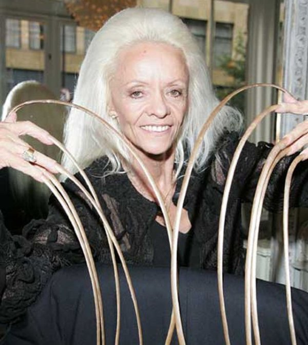 Лий Редмънд от Солт Лейк Сити държи световния рекорд на Гинес за най-дълги нокти. За повече от 30 години те пораснали до 76 см дължина. За съжаление през 2009 г. дамата претърпява лек пътен инцидент, при който пада от колата си... и всички нокти се чупят.