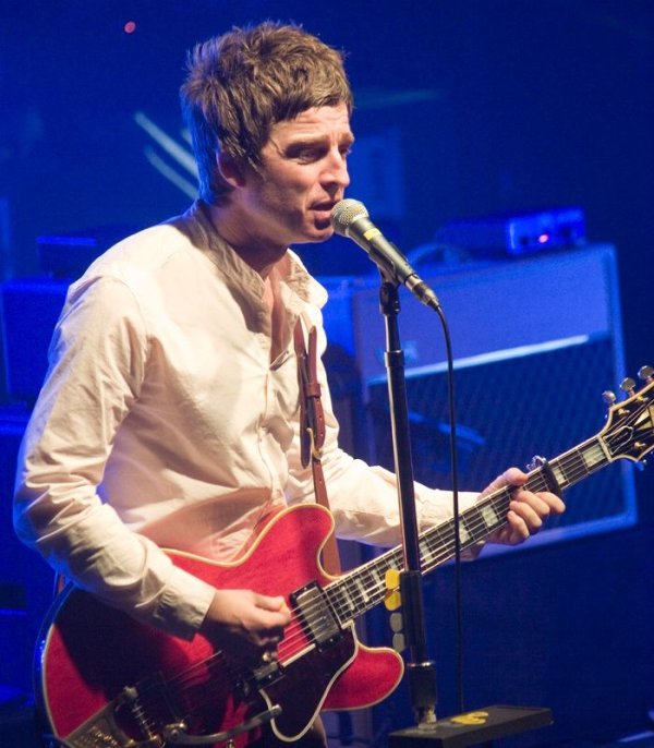 Рок-звездата милионер Ноел Галахър забрави, че е купил а класическа кола за 150 000 долара. Бившият китарист на Oasis беше озадачен, когато красиво реставриран Jaguar Mark II от 1967 г. пристига пред къщата му с камион за доставка. Оказва се, че музикантът го е поръчал спонтанно преди две години. 

В продължение на две години специализирина компания старателно възстановява автомобила, който и до ден-днешен седи в гаража на Галахър и не се използва от никого.