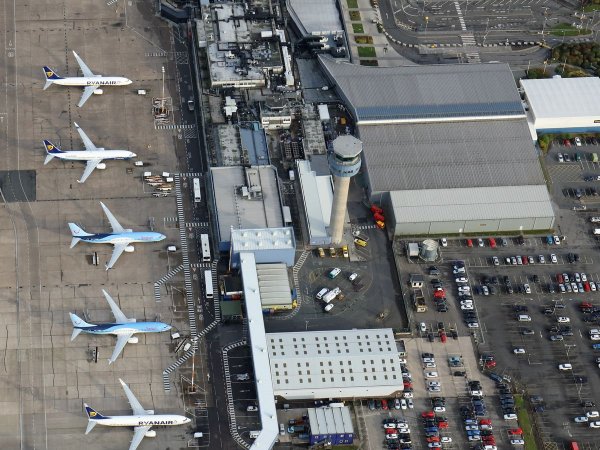 През 2020 г. Найджъл Райт е глобен със 100 лири за спиране за 35 секунди пред паркинга на летището в Ийст Мидландс. Това се случма, докато той поставя жетон в машината и изчаква бариерата да се вдигне, за да го пусне. Според служителите на паркинга, 34-годишният учител по английски е спрял в забранена зона и трябва да бъде глобен