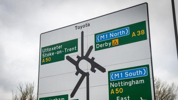 Шофьор на Citroen Saxo се блъска в паркирана кола с пълна скорост, докато се опитва да хване паяк н колата си. И двата автомобила получават огромни щети, но шофьорът се размина с леки наранявания при катастрофата на A50 в Дарбишър. Независимо от оправданията си, британецът е сериозно глобен.Съдбата на паяка е неизвестна.